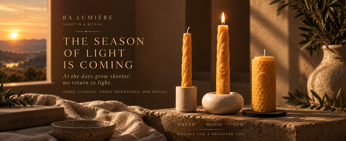 Ra Lumière Earth, Moon en Sun Ritual Sets met handgemaakte bijenwaskaarsen en natuurstenen houders in warm avondlicht.